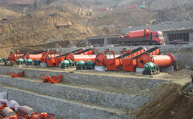 研磨高嶺土?xí)r選擇雷蒙磨粉機(jī)好還是球磨機(jī)好？
